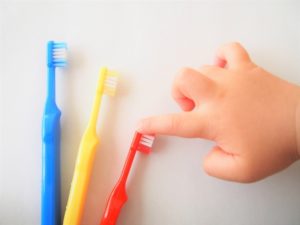 歯ブラシを選ぶ子供の手