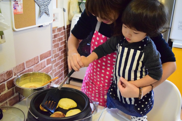 ホットケーキを作る子ども