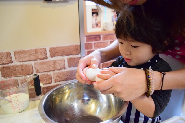 卵を割る子ども