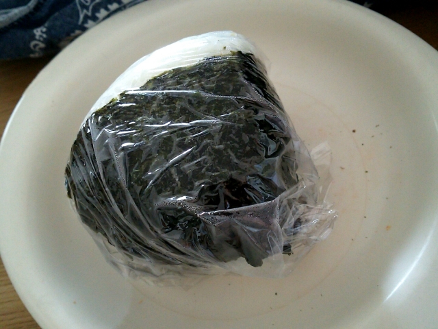 ラップに包んだおにぎり