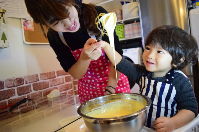 料理を手伝う子ども