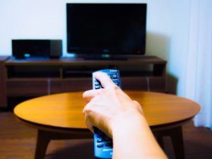 テレビを見ようとする女性