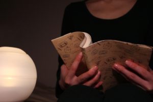 家で本を読む女性